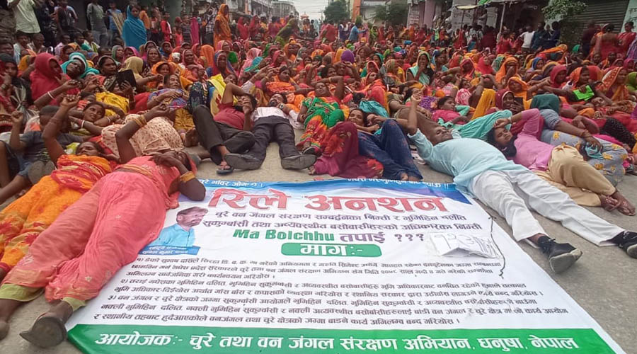 Demonstration by lying down on the street